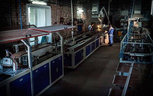 Завод ООО ПК "ППЗ" выпускает широкий ассортимент высококачественной продукции: стыковочный и соединительный профиль, накладки на ступени противоскользящие, поручень на перила, уголки для кафельной плитки, уголок жёсткий и мягкий, плинтусная лента.